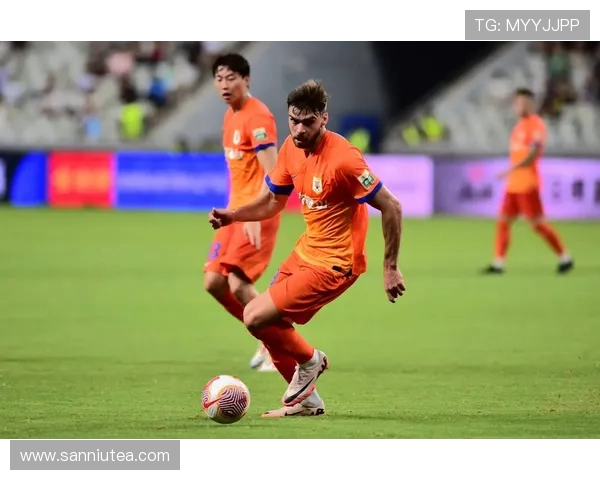 山东泰山鏖战上海海港巅峰对决谁能笑到最后