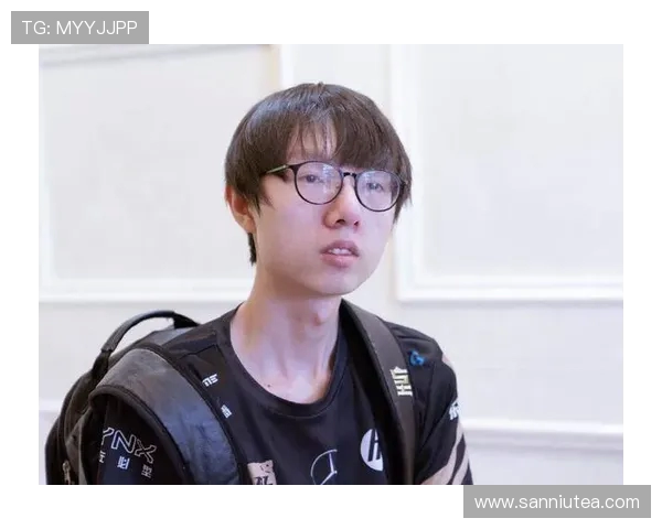 FPX战队在洲际赛中以63分稳居积分榜首位，表现引人瞩目